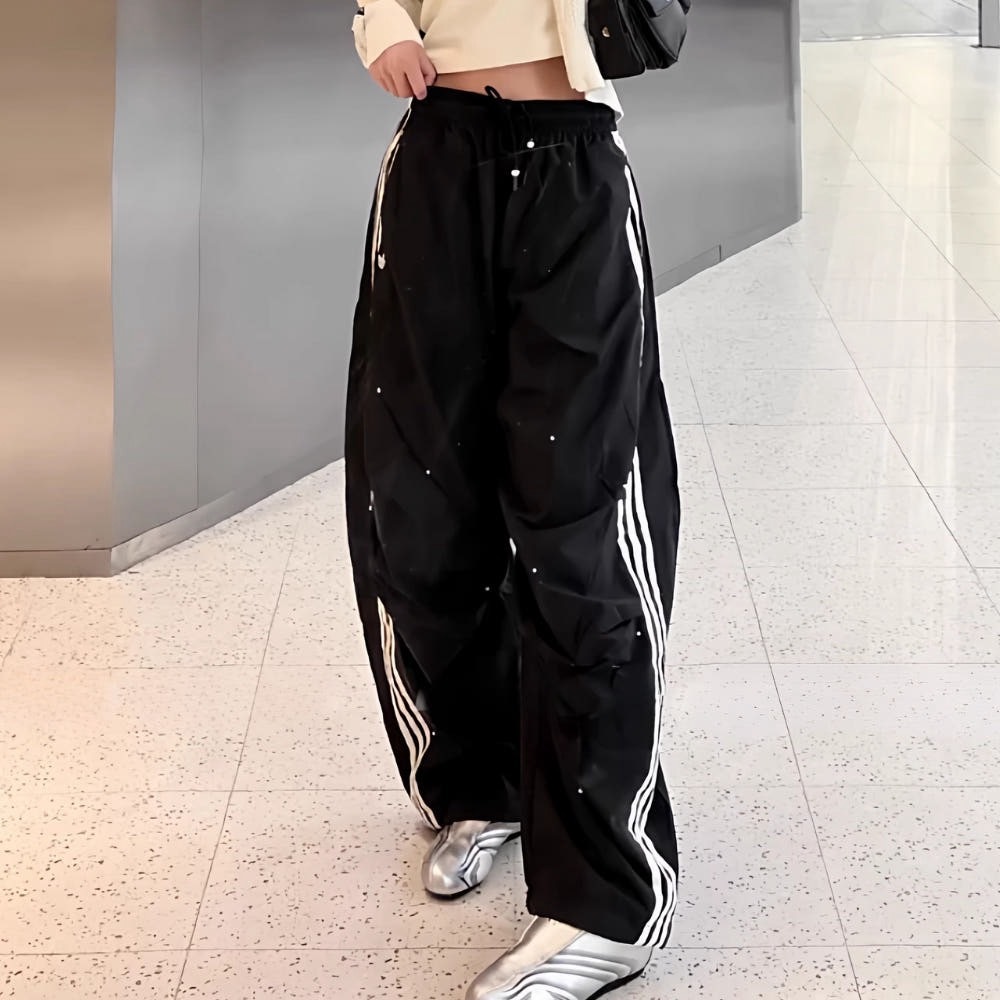 【Luxury】Adidas 閃閃珍珠闊腿褲 女生穿搭 傘兵褲 三條線 三槓 黑 灰兩色 鬆緊褲 三葉草