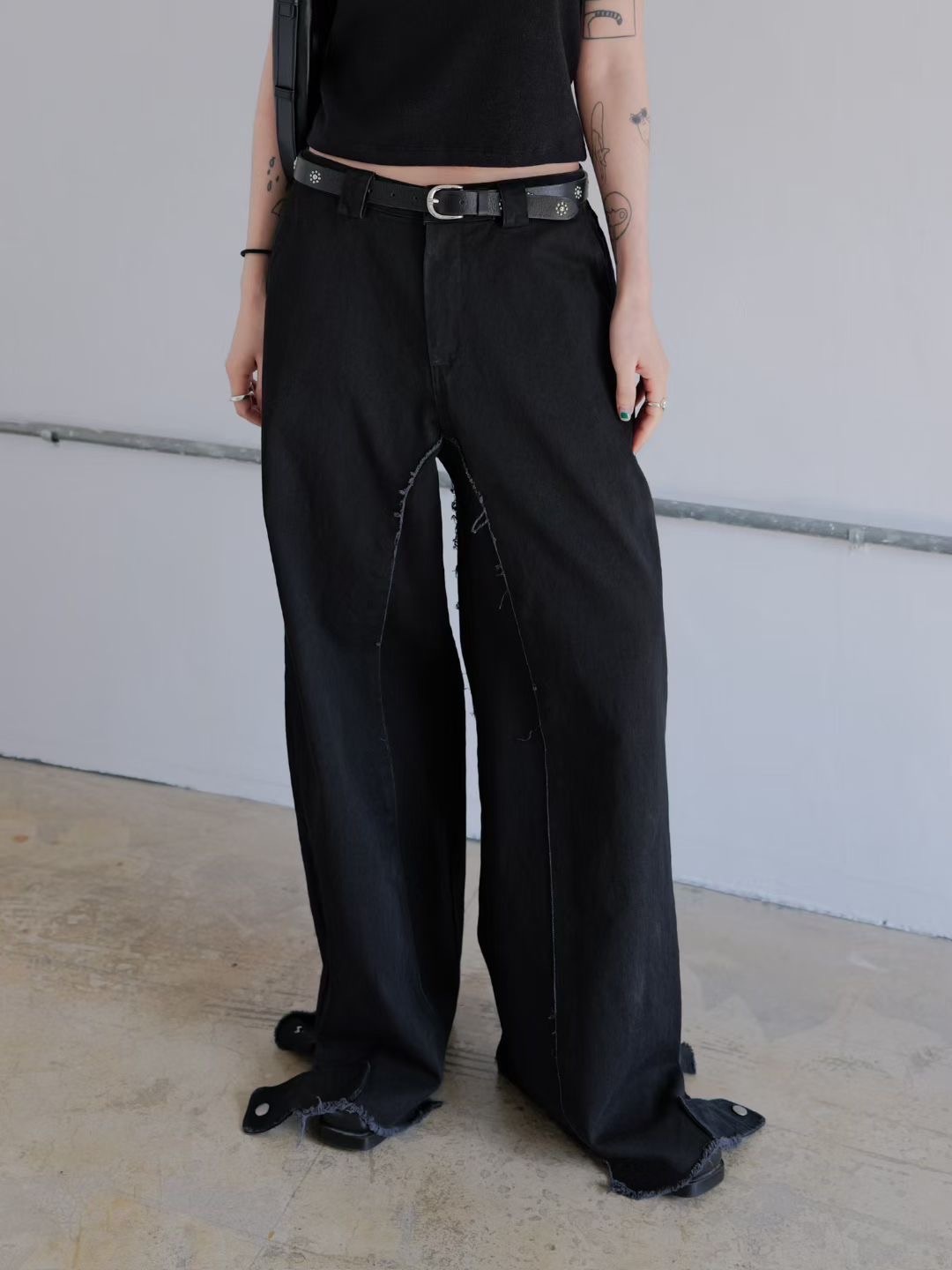 Button hem straight cut denim jeans