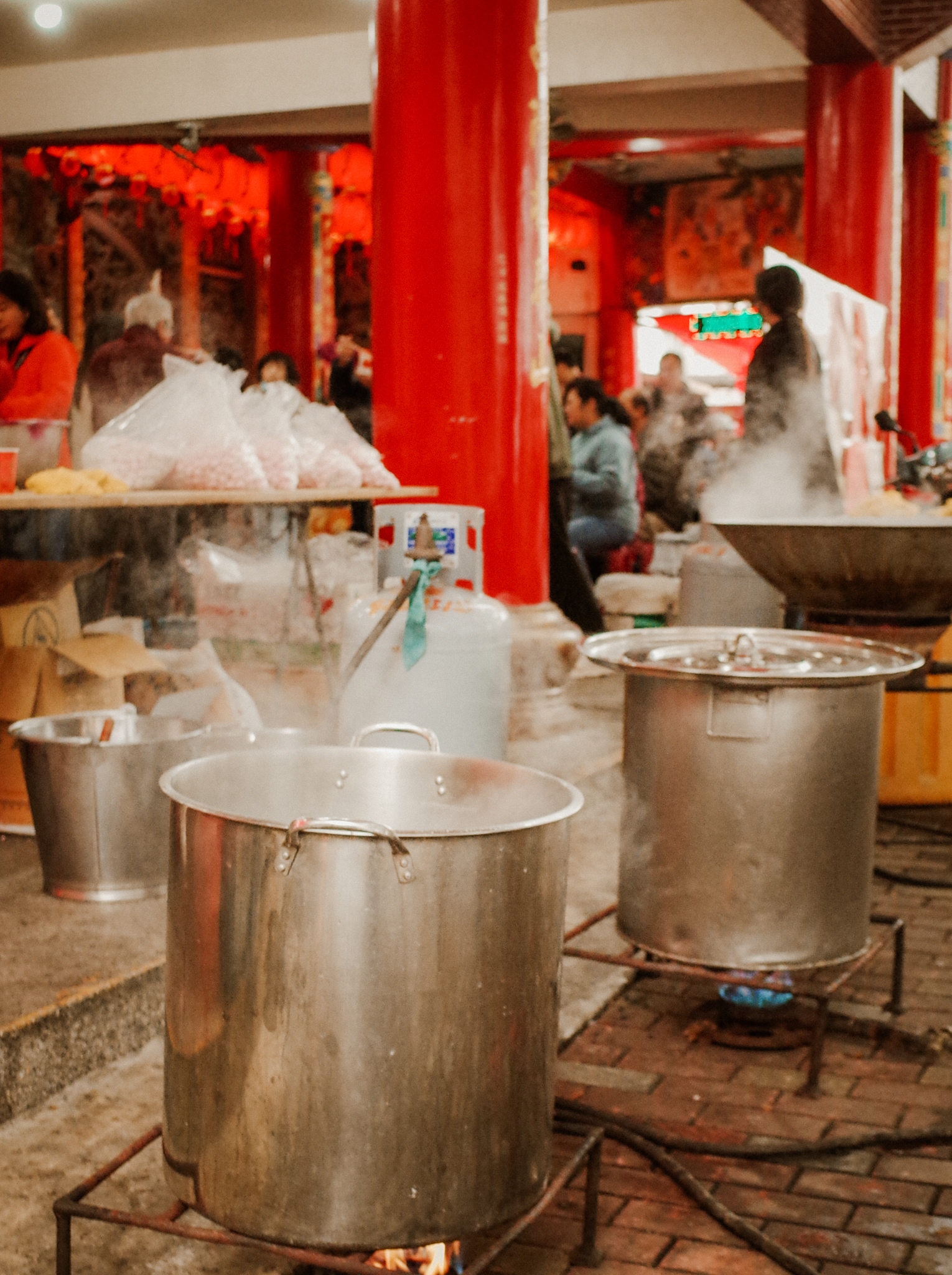 一桶又一桶滾燙的平安粥，一出爐馬上被信徒們秒殺