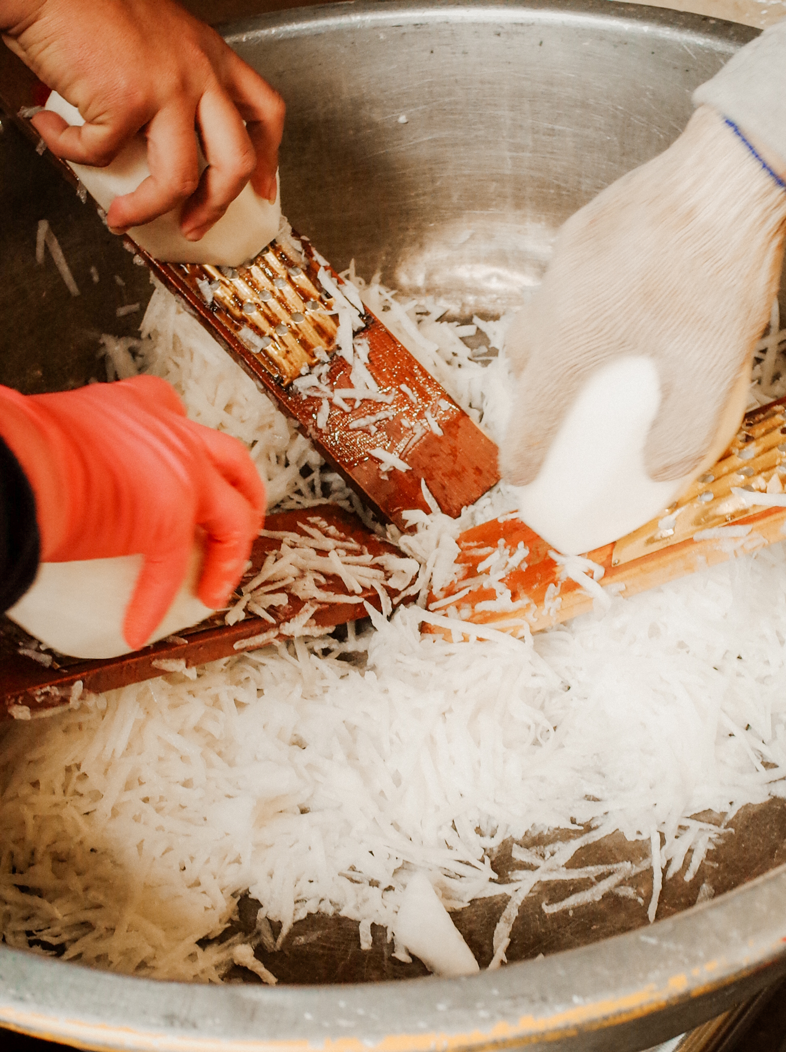 廟裡的志工們不停歇的備料