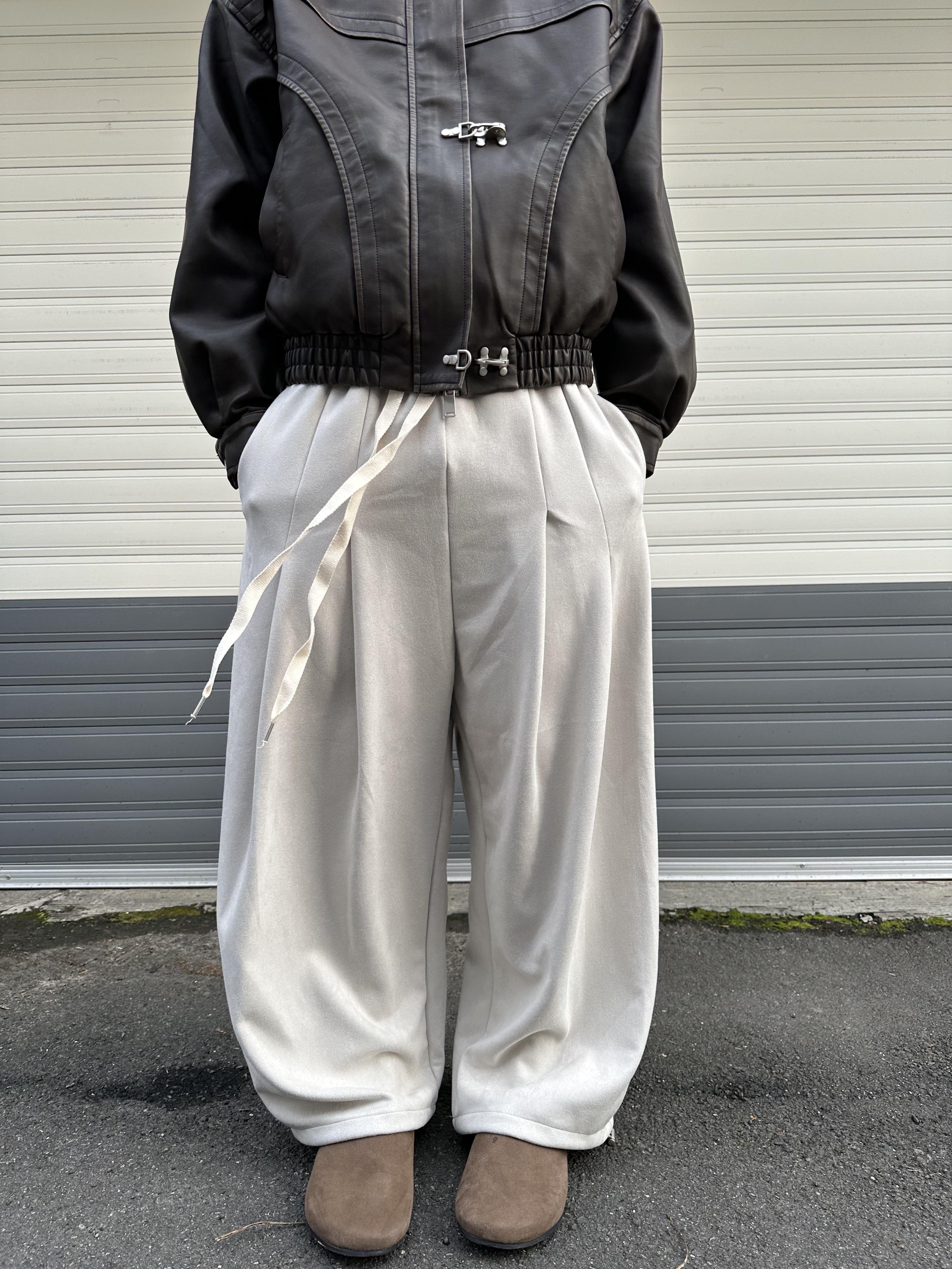 麂皮材質 立體剪裁 抽繩鬆緊 寬褲