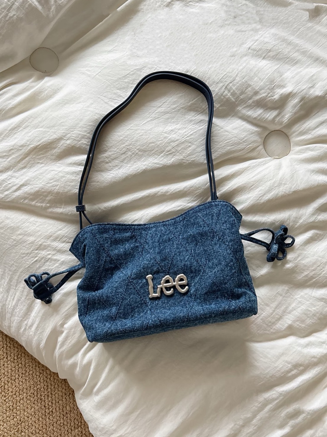 【預購】LEE 小花繩結 側背包 復古 花結 水洗 單寧 斜背包 肩背包 水桶包 LE240104M523