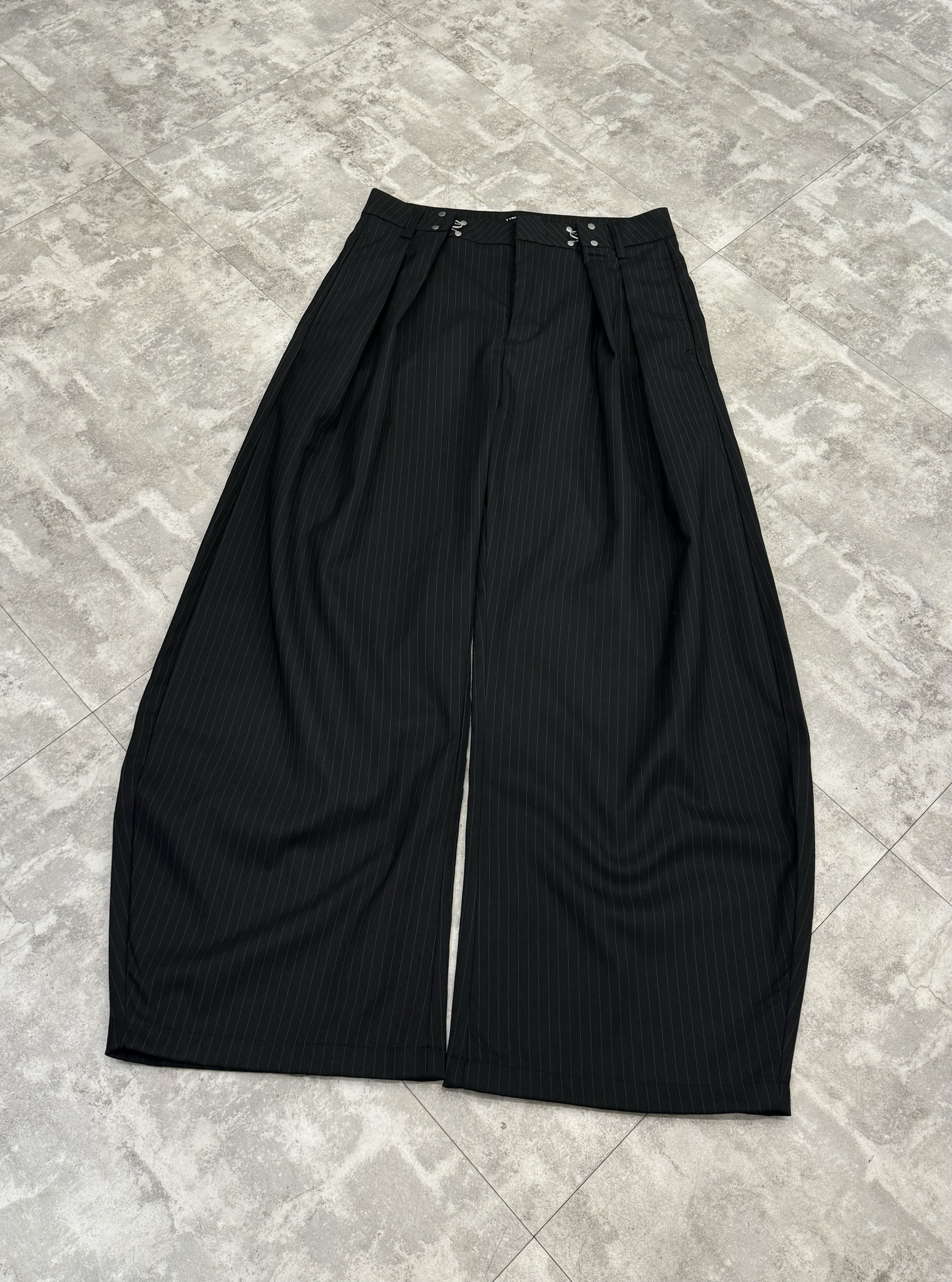 Dooupicks 銀扣細條紋打褶西裝褲 日系選品