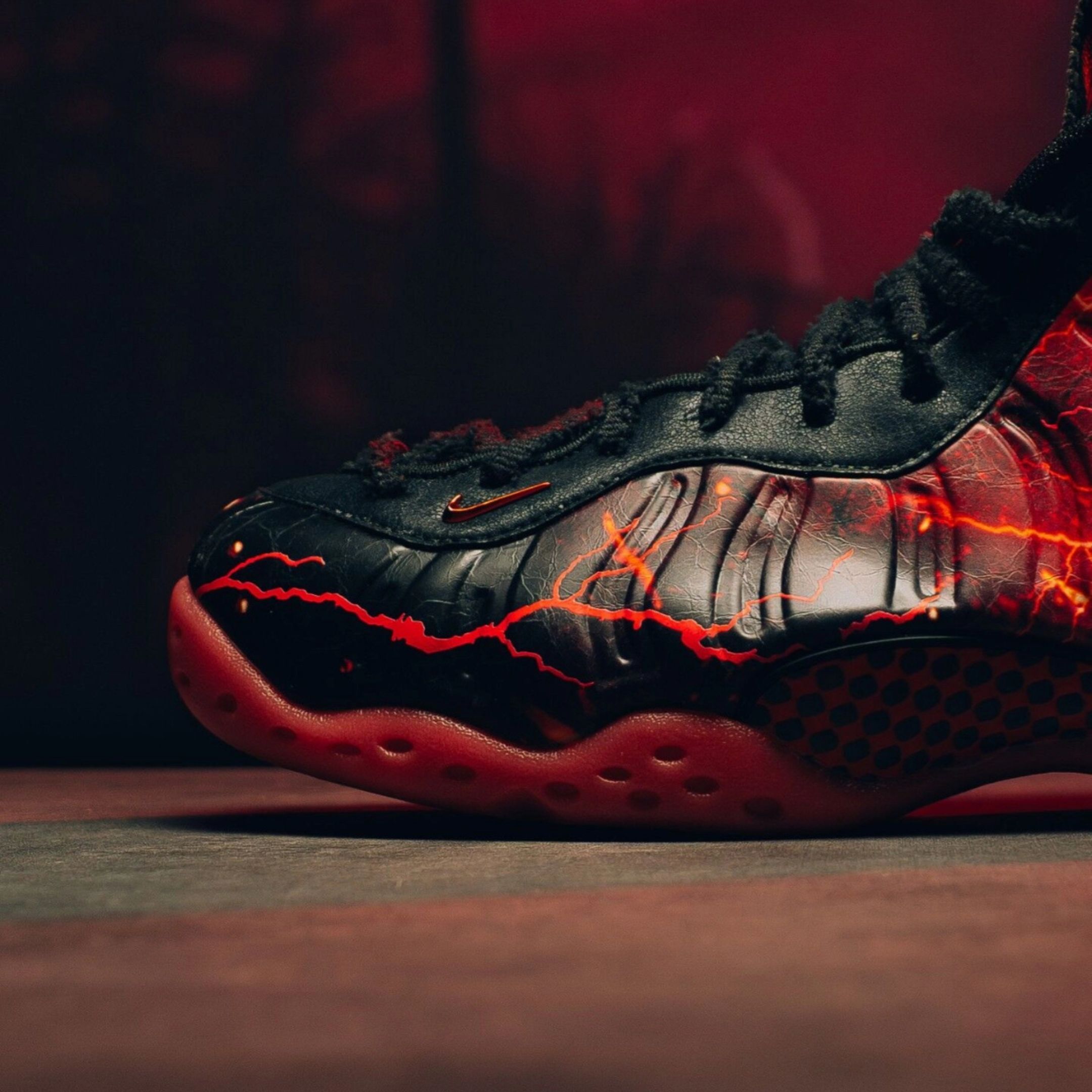 NICEDAY 代購 Stranger Things x Nike Air Foamposite One 怪奇物語 紅 紅黑 黑紅 閃電 怪物 IR7336-001