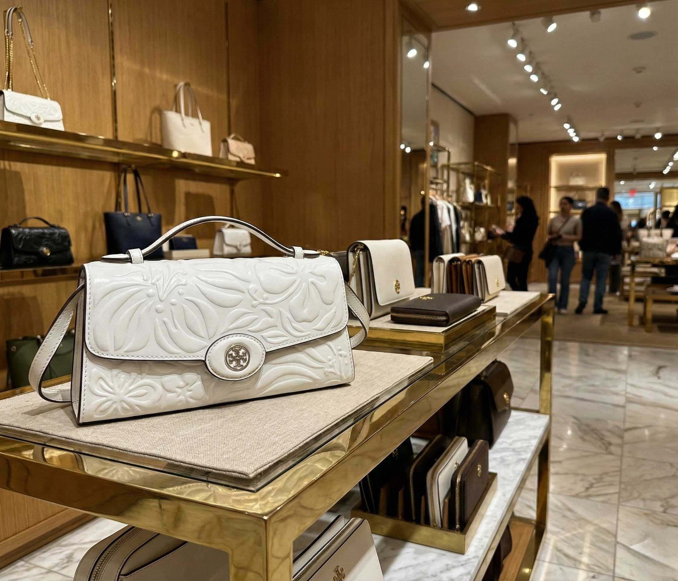 【預購】TORY BURCH H022310 經典花卉壓紋防刮包