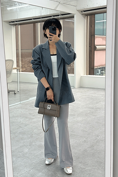 西裝外套搭配運動喇叭褲通勤風格