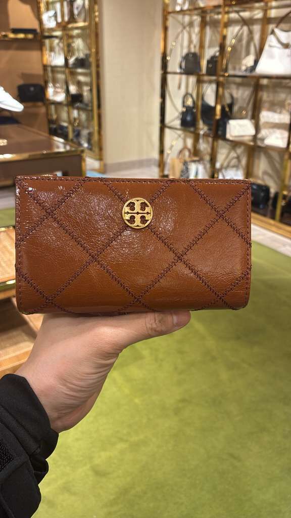 VS018 Tory Burch 十字LOGO菱格紋中銀包 啡色 24x16CM