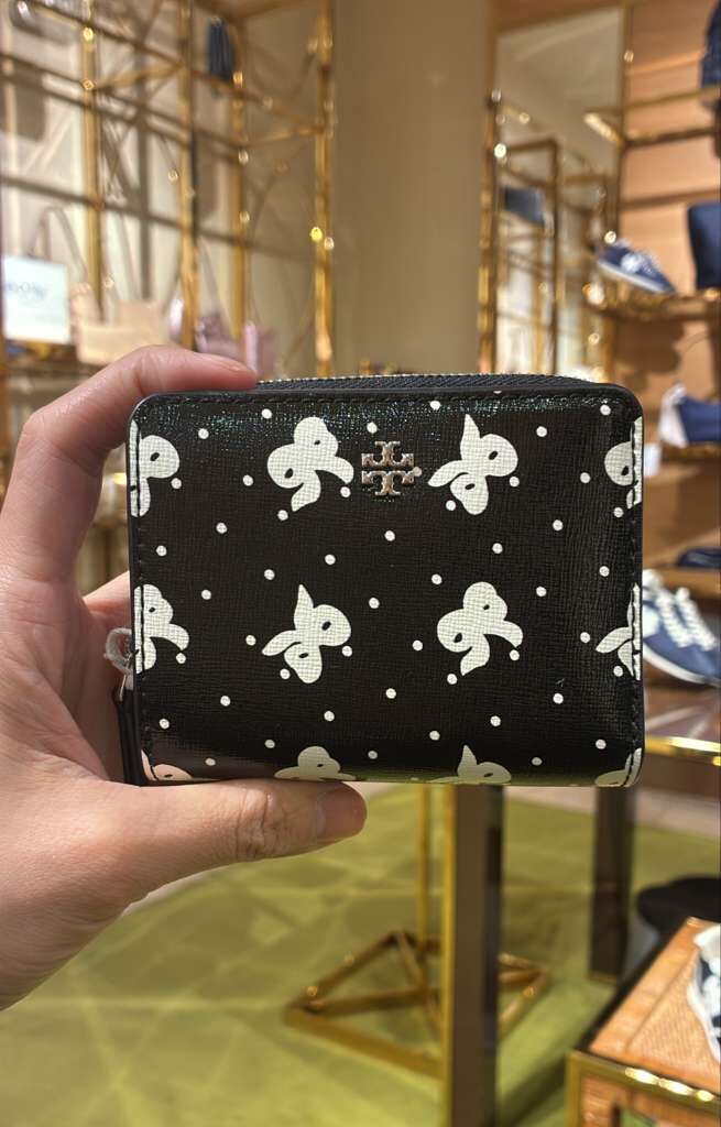VS038 Tory Burch 滿版蝴蝶結拉鏈短銀包