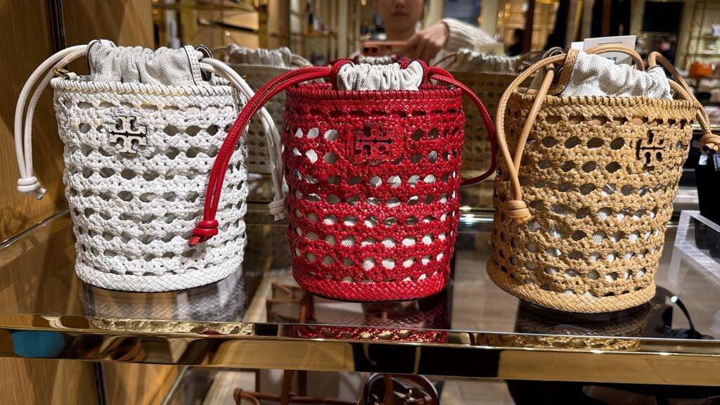 VS062 Tory Burch 鏤空水桶袋 16x17CM