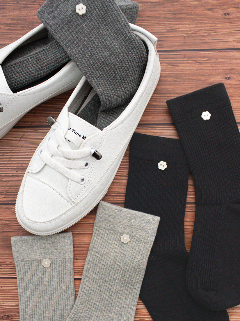 素色羅紋小花釦中筒襪