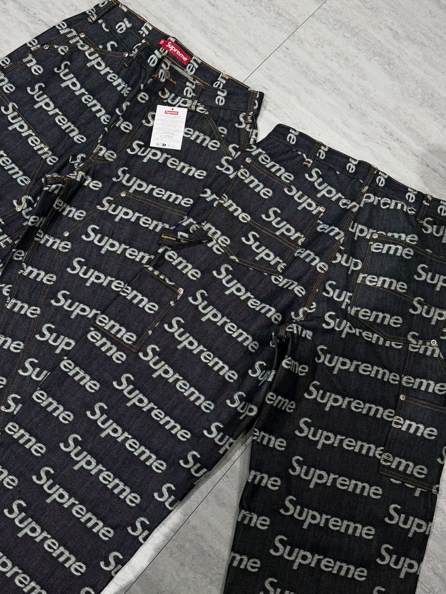 SUPREME JACQUARD LOGOS DOUBLE DENIM PANTS 滿版縫線Logo 單寧長褲