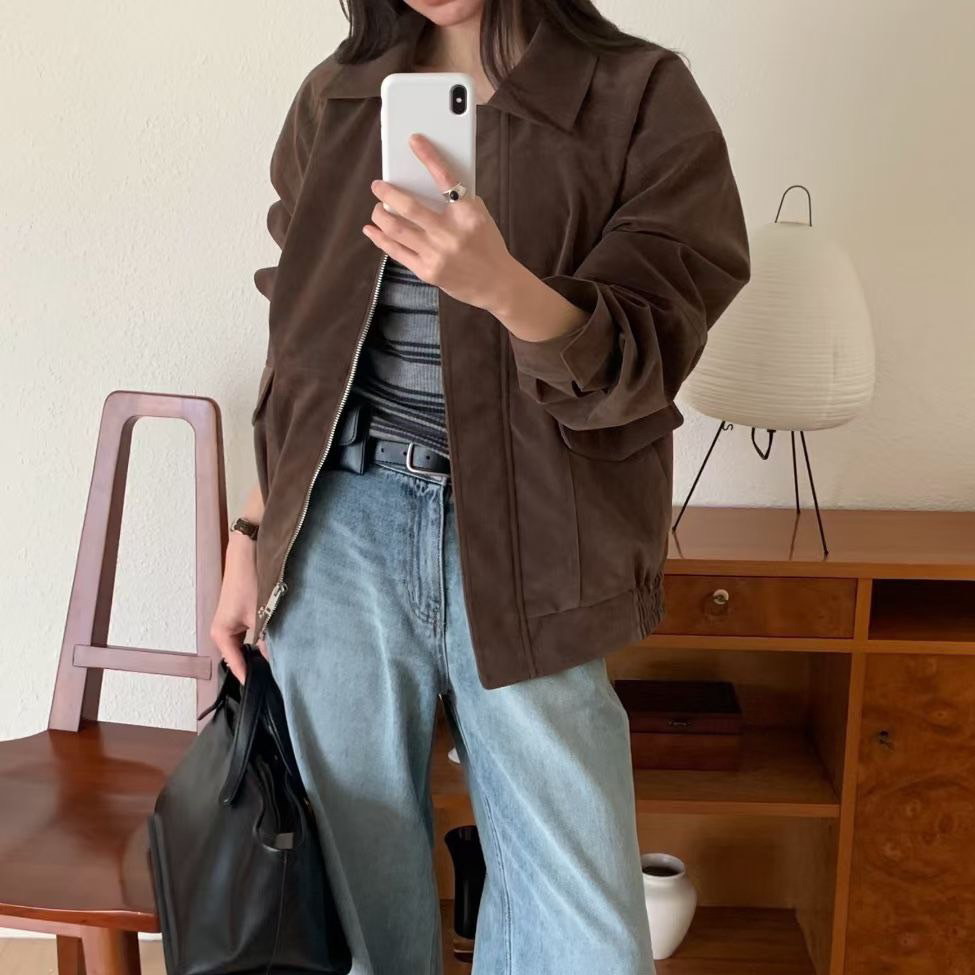 經典後字母刺繡翻領麂皮拉鍊外套 / 2色