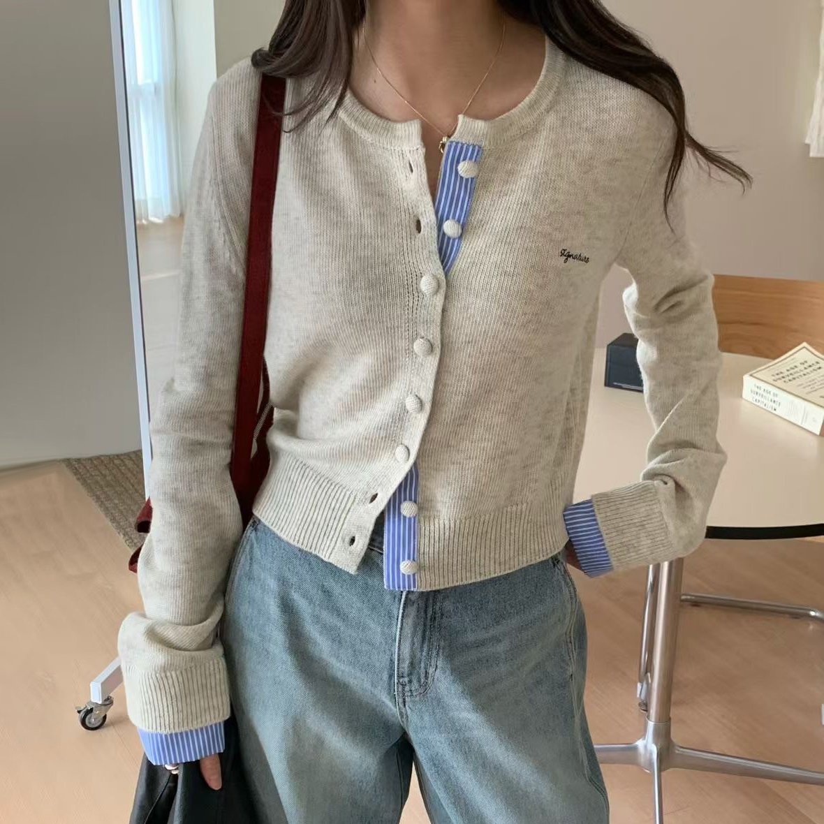 淺花灰藍條紋配色刺繡圓領排釦上衣罩衫