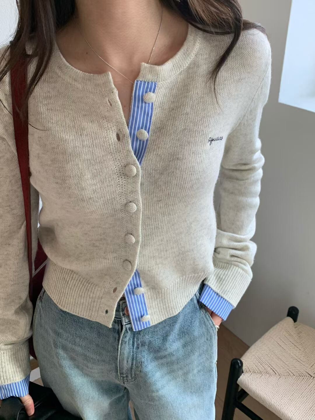 淺花灰藍條紋配色刺繡圓領排釦上衣罩衫