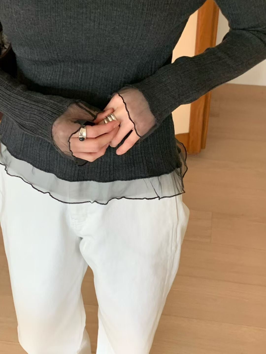 石墨灰拼接同色系歐根紗翻領螺紋上衣