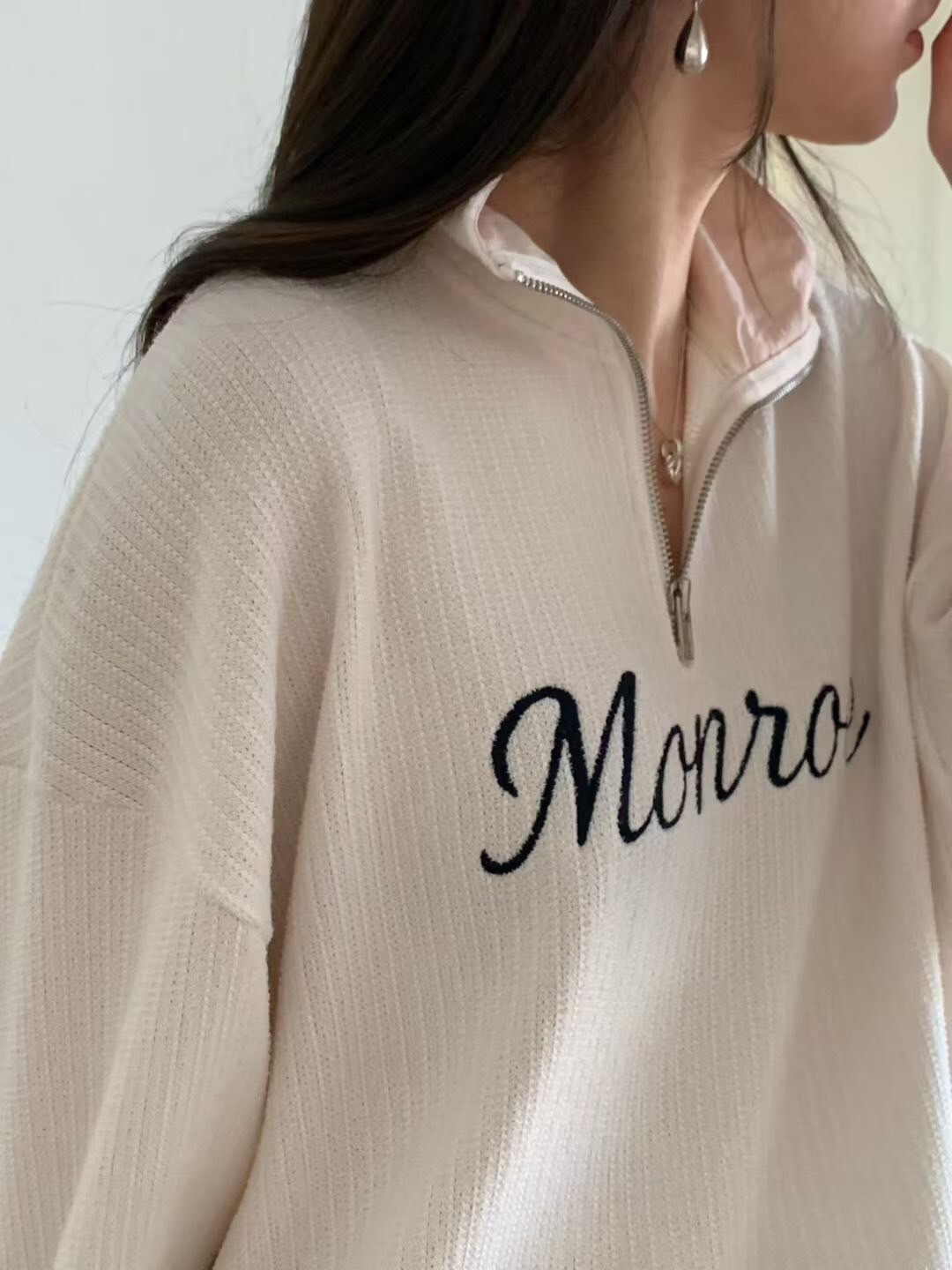 粉紅色拉鍊翻領造型配色刺繡衛衣