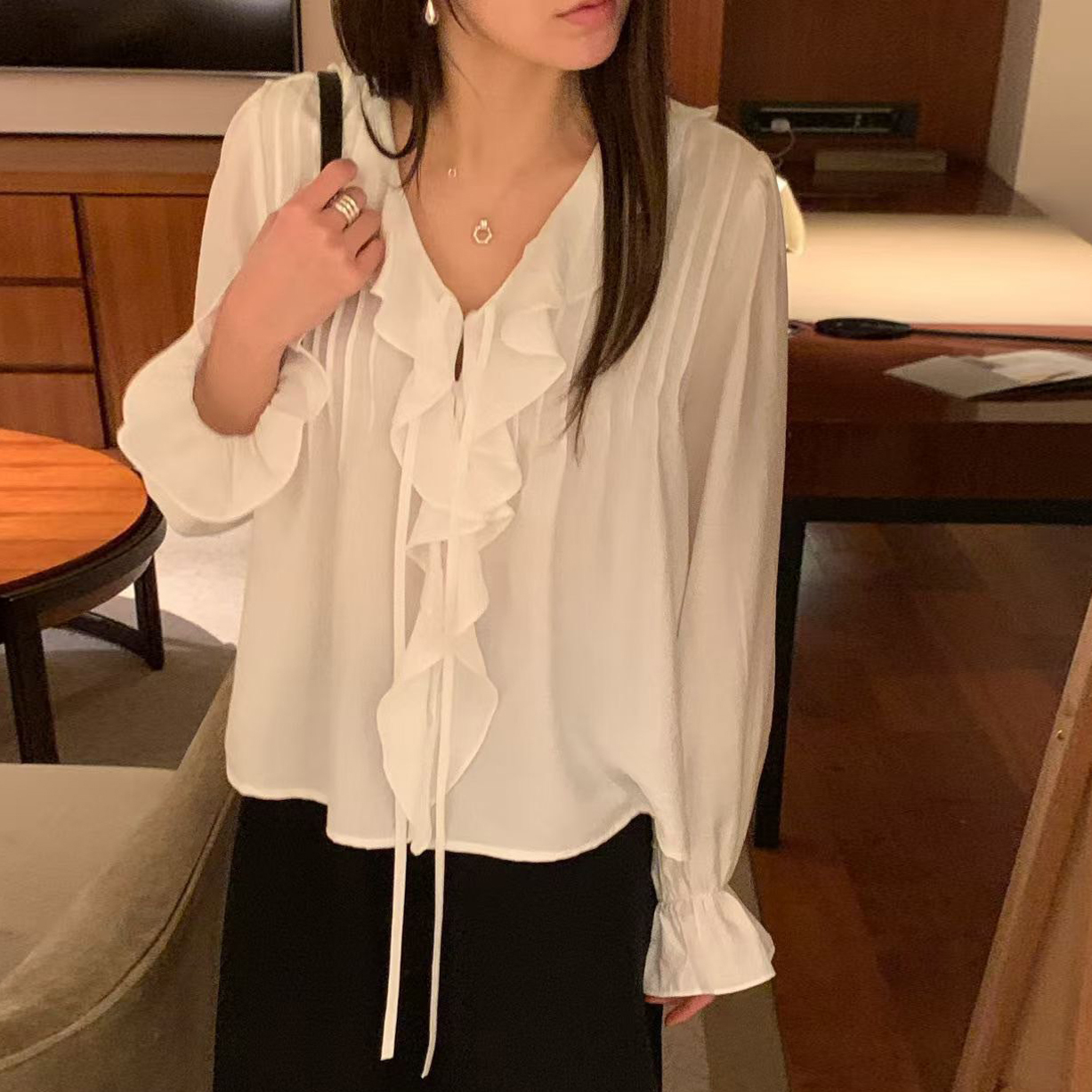 雲朵白荷葉滾邊織帶造型澎澎袖上衣