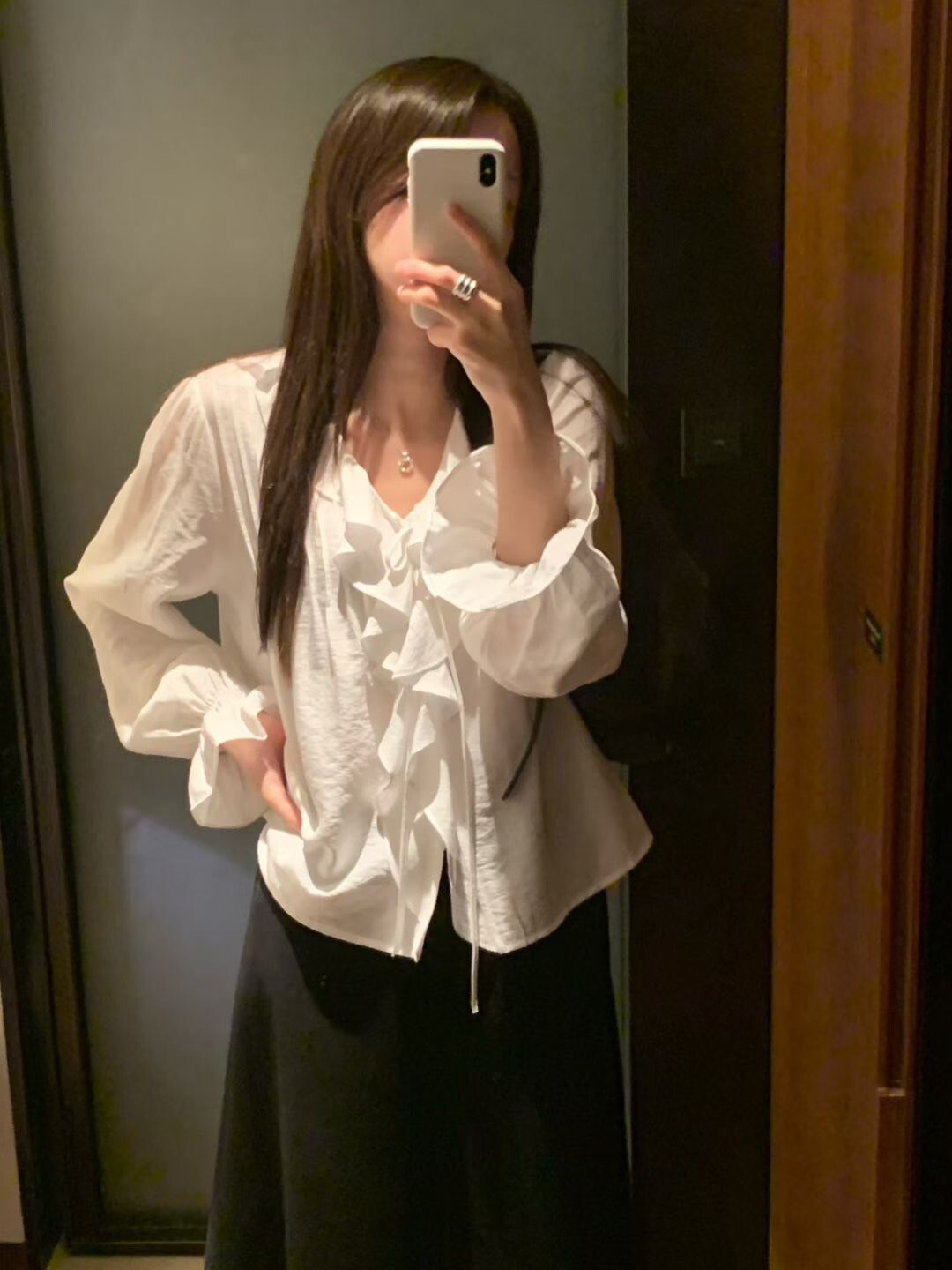 雲朵白荷葉滾邊織帶造型澎澎袖上衣