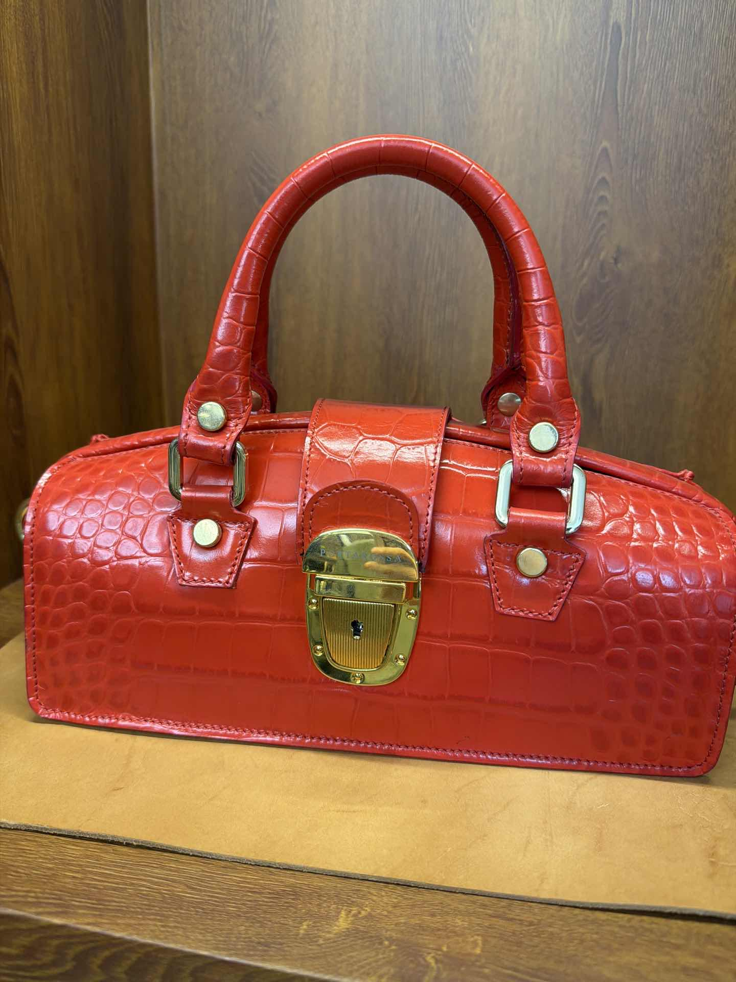 CLL43 / 宝石红 鳄鱼纹 波士顿 / 微瑕不退不換 -M