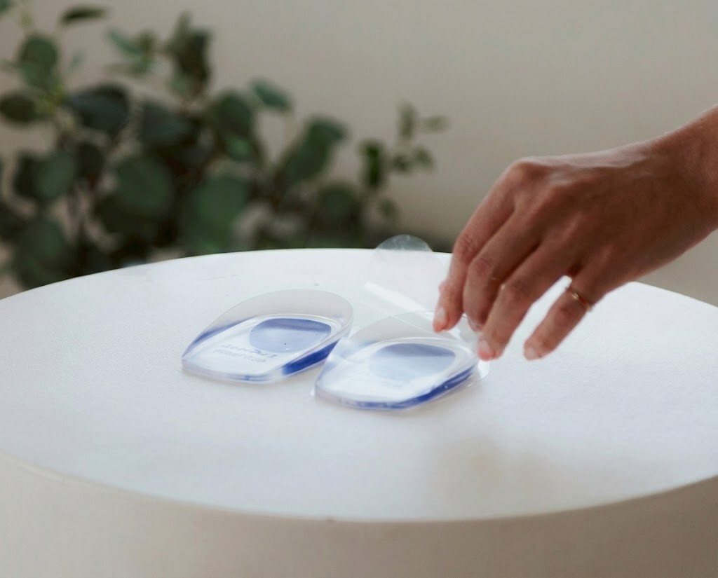 使用前撕開足跟減壓墊底部的透明保護貼膜。底部自帶微黏性設計，可水洗陰乾重複使用，穩固貼合鞋底不滑動。