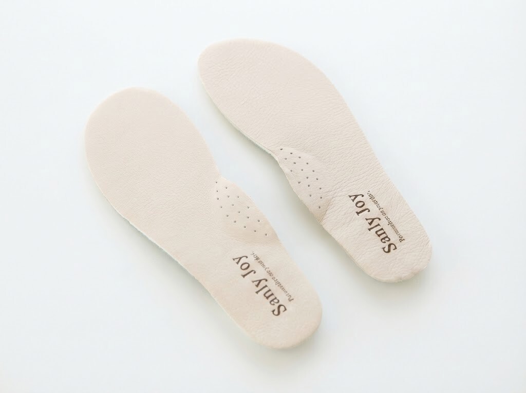 Sanly Joy 頭層豚皮足弓鞋墊正面特寫，表面密佈天然毛細孔，具備優異的吸濕排汗效果，親膚透氣防腳臭。