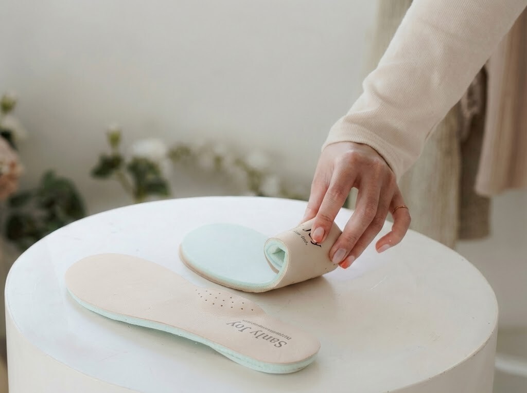 Sanly Joy 真皮水乳膠鞋墊極致彈性測試，捲曲後也能迅速恢復原狀，高密度乳膠不易扁塌，持久支撐足弓。