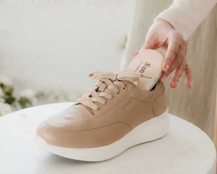 鞋墊替換教學步驟二：將全新的 Sanly Joy 頭層豚皮水乳膠足弓鞋墊推入鞋底，尺寸貼合，安裝輕鬆簡單。