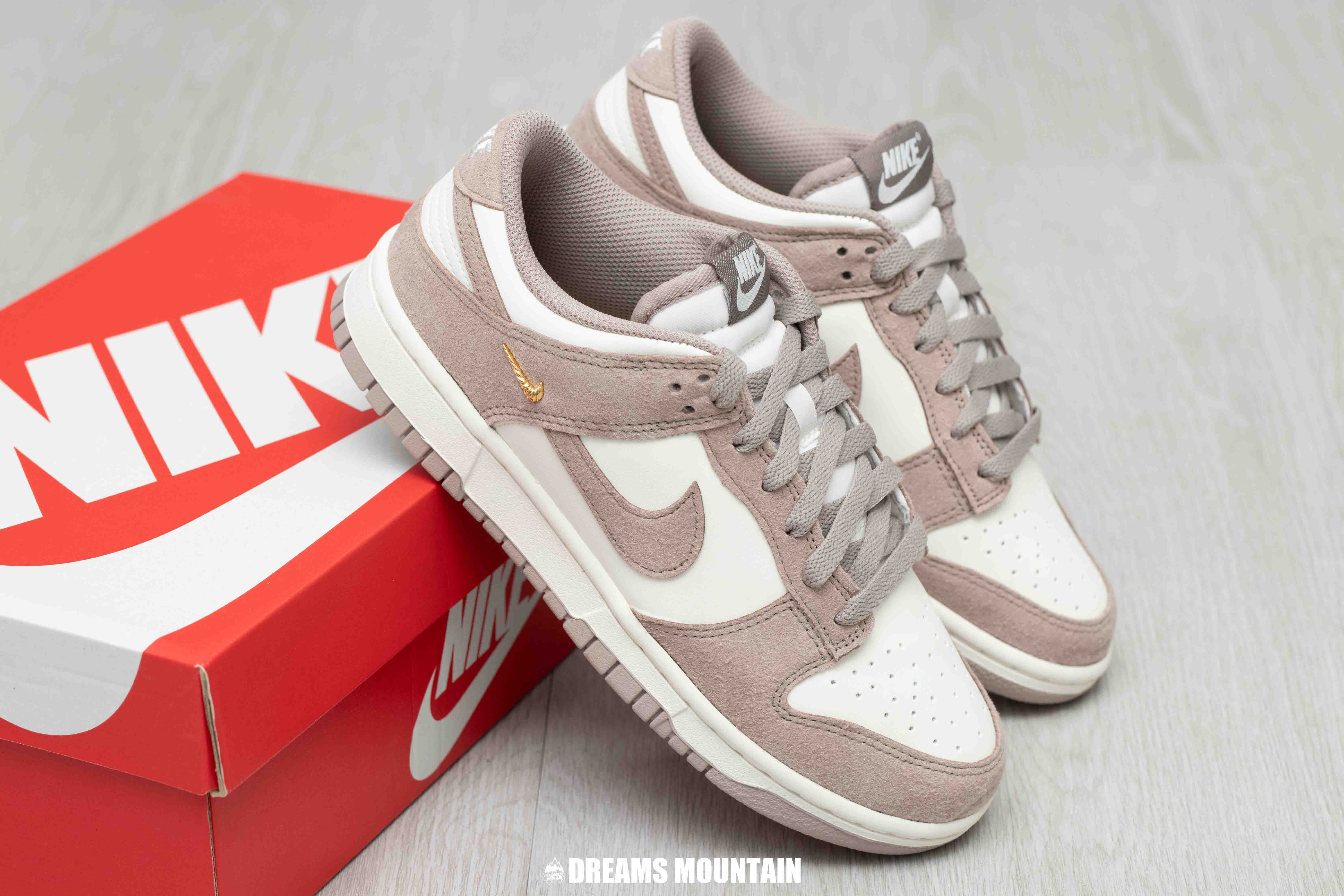 【預訂】NIKE DUNK LOW 小金剔麂皮奶茶啡-WOMEN