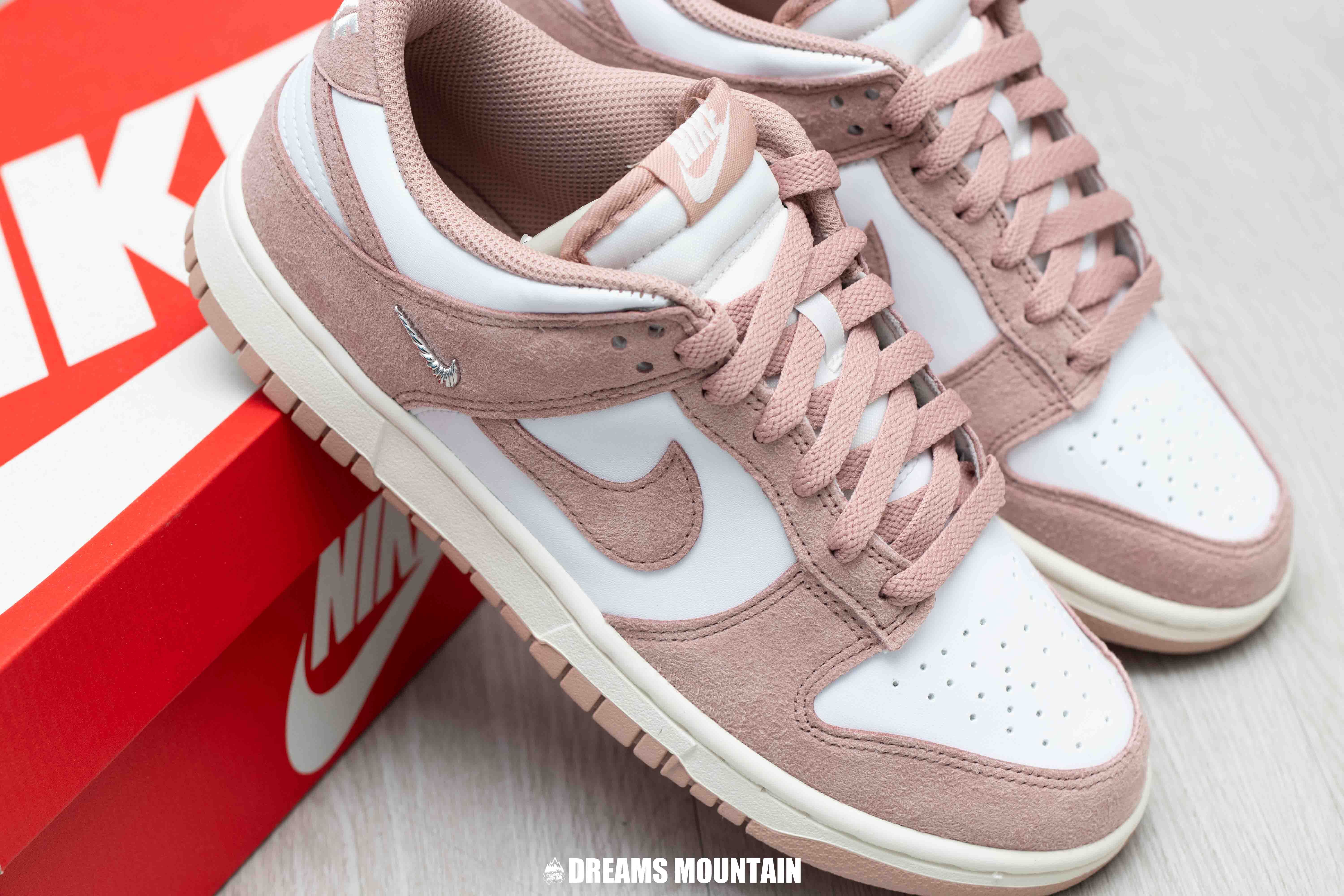 【預訂】NIKE DUNK LOW 小銀剔麂皮乾燥玫瑰-WOMEN