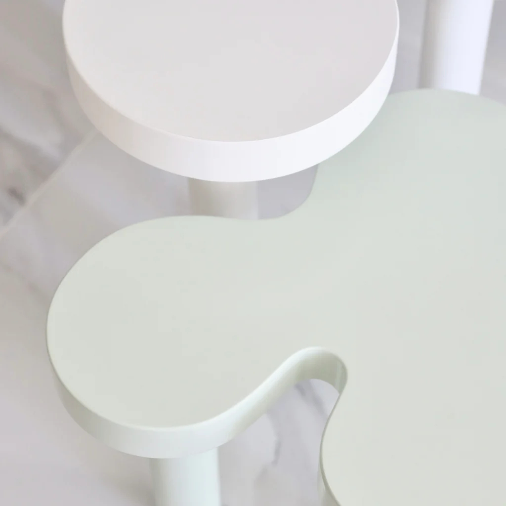 Sophie Collé-splat 邊桌，置於陰涼乾燥處。用柔軟乾布擦拭。使用杯墊免受水漬損壞。