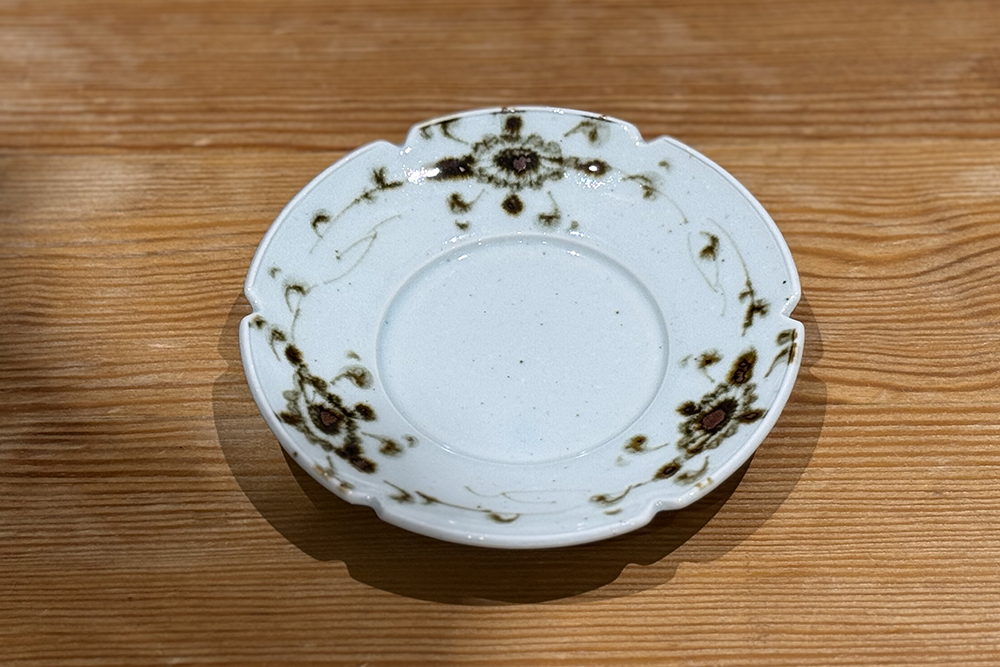 中田窯-5寸輪花皿 鐵繪 菊唐草