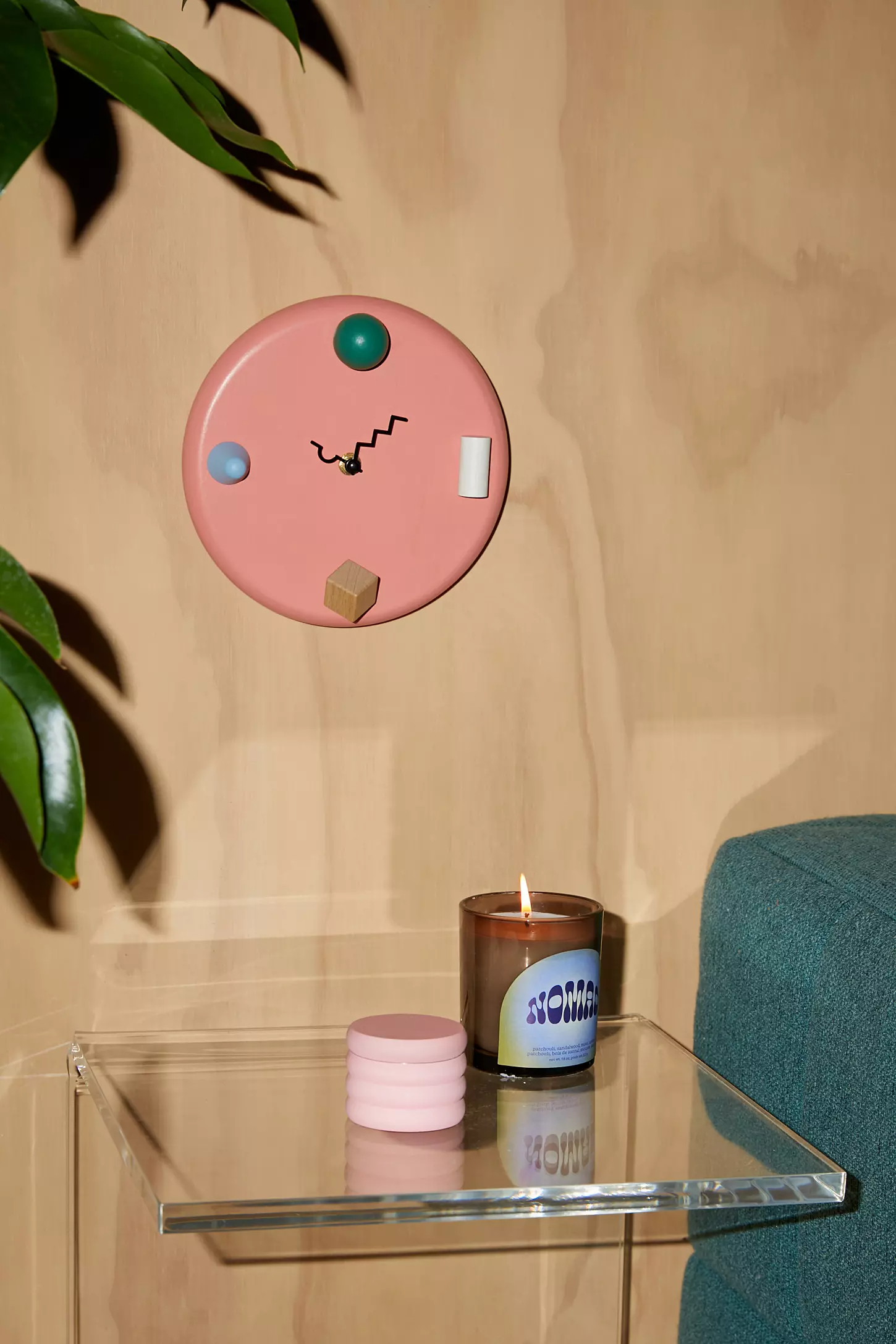 Pat Kim-牆面時鐘，每個小時分別由一個球體、一個圓柱體、一個立方體和一個鈴鐺來表示。