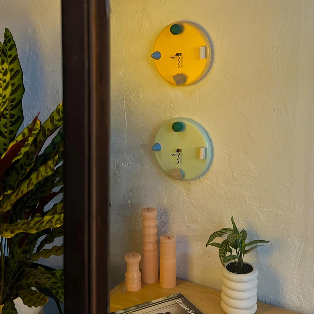 Pat Kim-牆面時鐘，玩味的方式觀想時間流逝。每小時以球體、圓柱、立方體和鈴聲來代表。