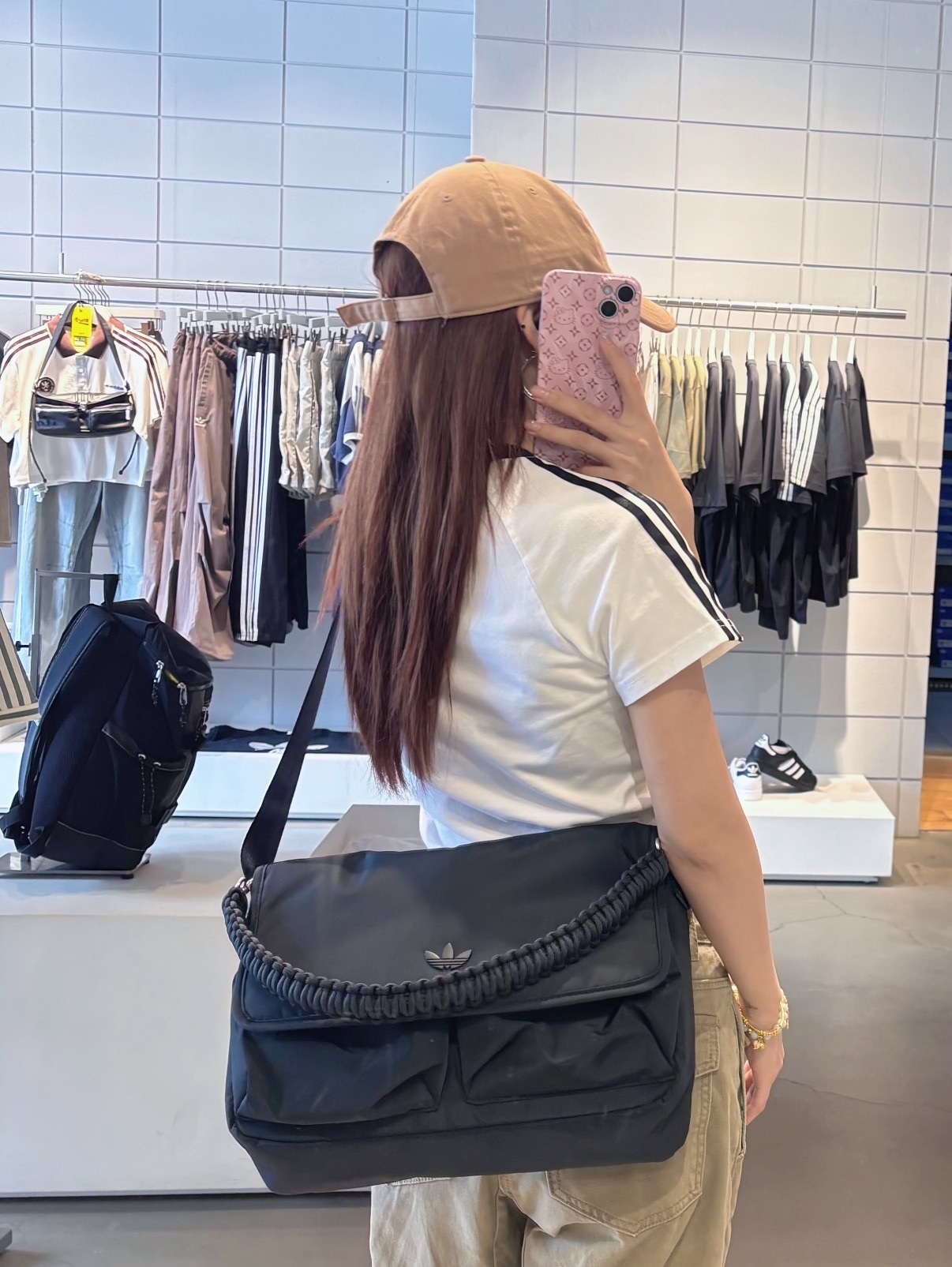 Adidas 三葉草 雙繩可拆卸可調節 13.1L 大容量郵差包 斜背包 肩背包 BAG 黑色 肩背包【KS0763】