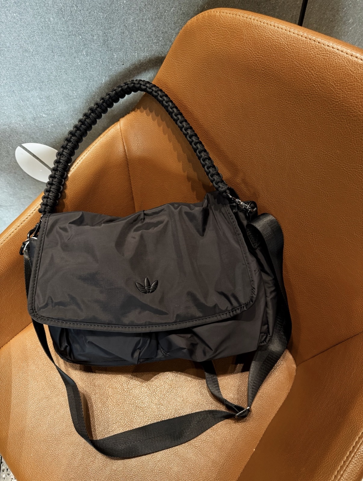 Adidas 三葉草 雙繩可拆卸可調節 13.1L 大容量郵差包 斜背包 肩背包 BAG 黑色 肩背包【KS0763】