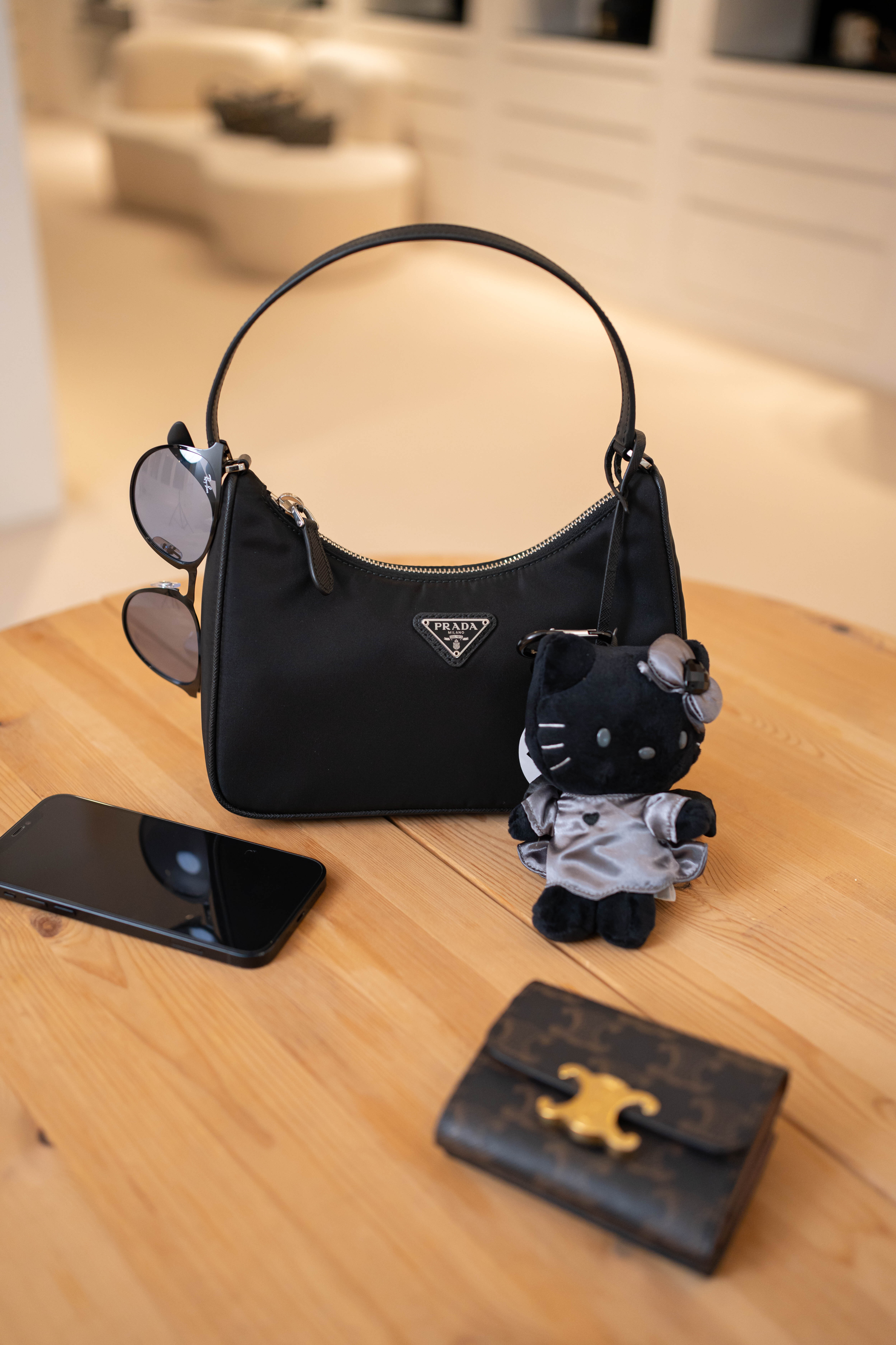 Prada Re-Edition 2005 經典銀扣三角標Hobo腋下包 迷你