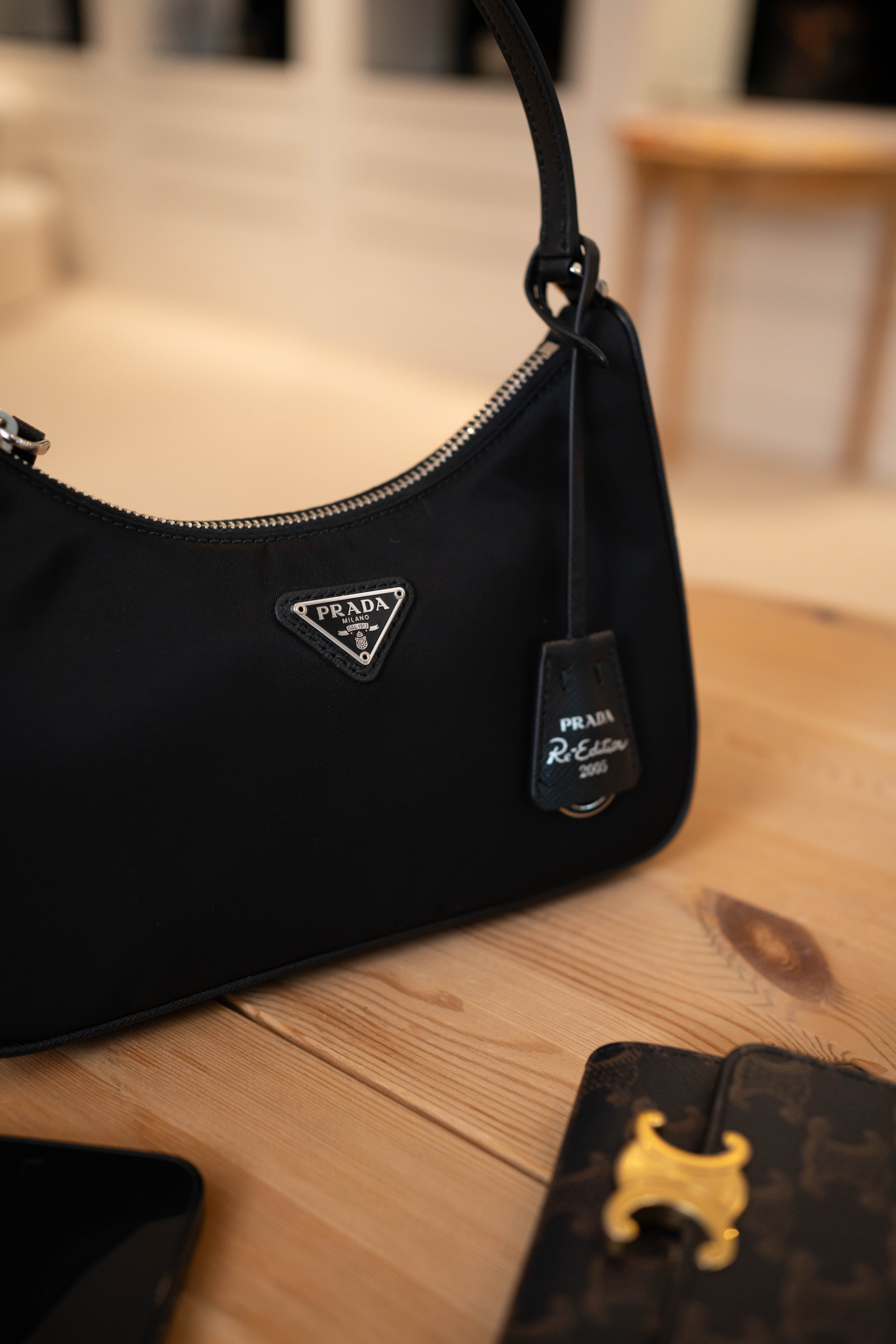 Prada Re-Edition 2005 經典銀扣三角標Hobo腋下包 迷你