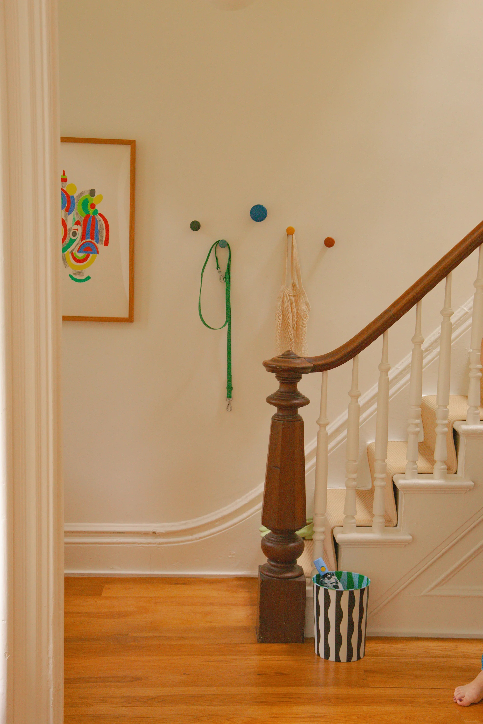 Pat Kim-牆面掛勾，配色靈感源自於斯堪的納維亞海岸隨處可見的木屋。