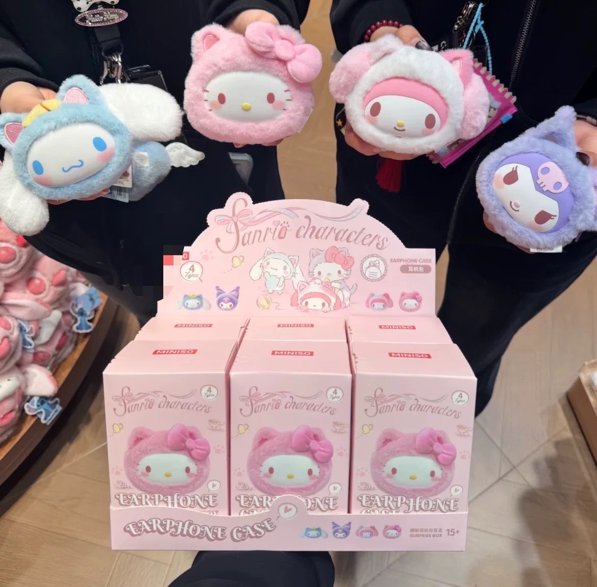 【預購】三麗鷗 SANRIO 貓咪絨絨系列 硅膠耳機包 吊飾盲盒 四款