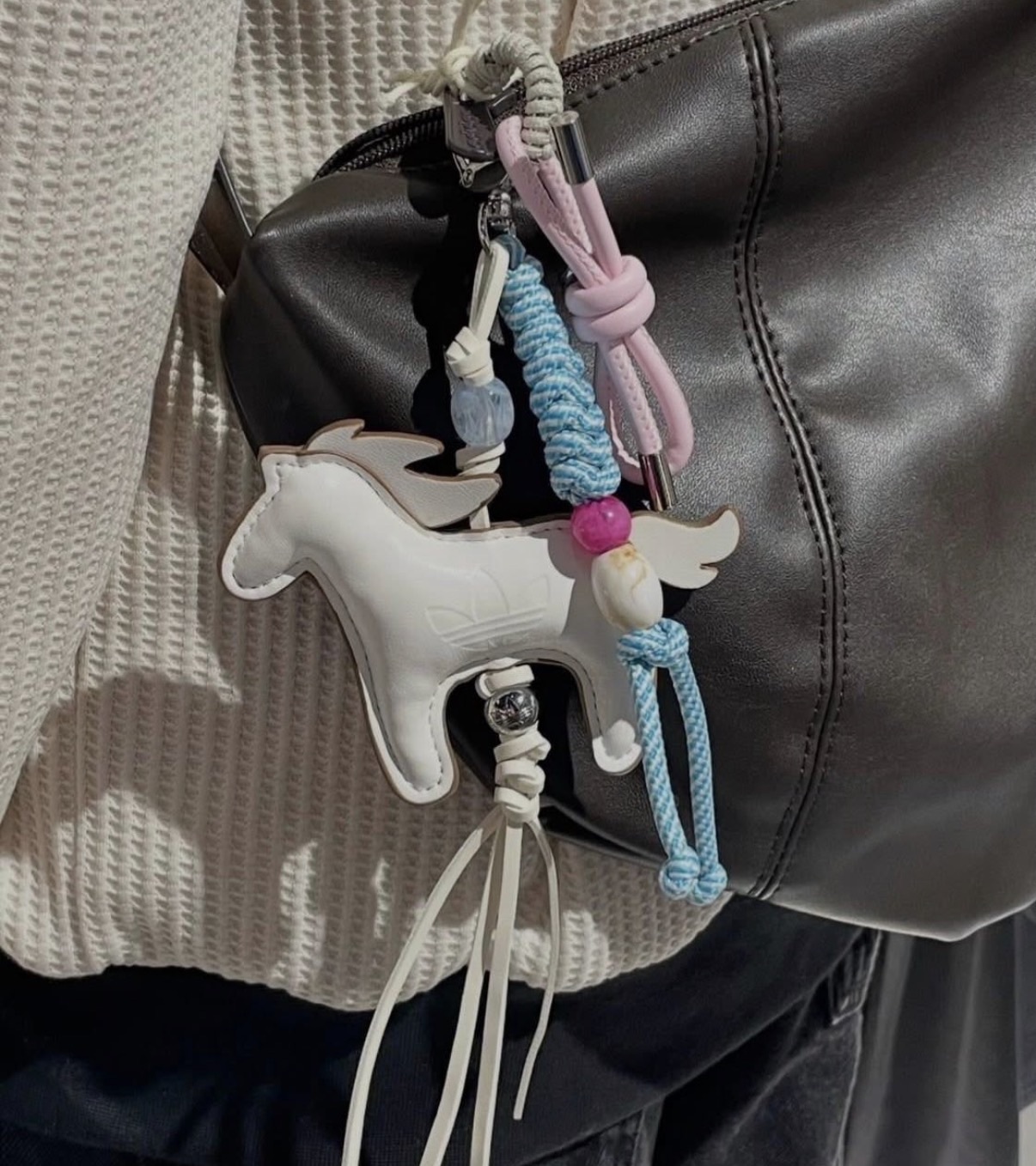 ADIDAS 小馬雙面吊飾 皮革 麂皮 鑰匙圈 掛飾 吊飾【KW2012】