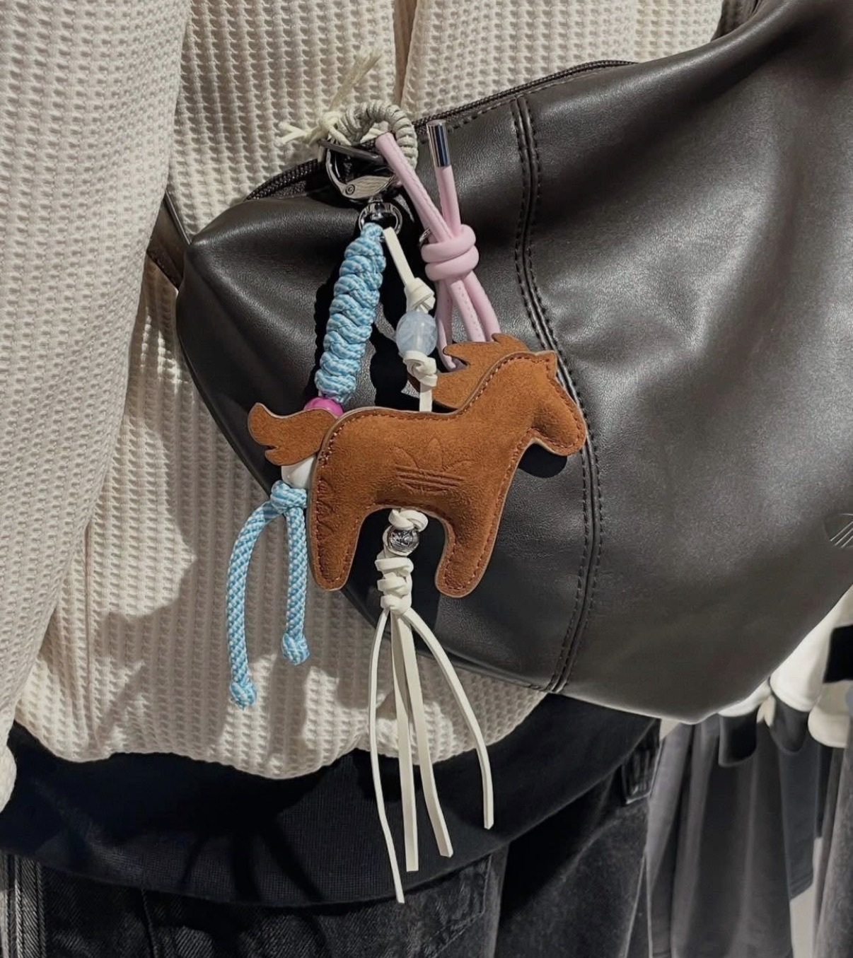 ADIDAS 小馬雙面吊飾 皮革 麂皮 鑰匙圈 掛飾 吊飾【KW2012】