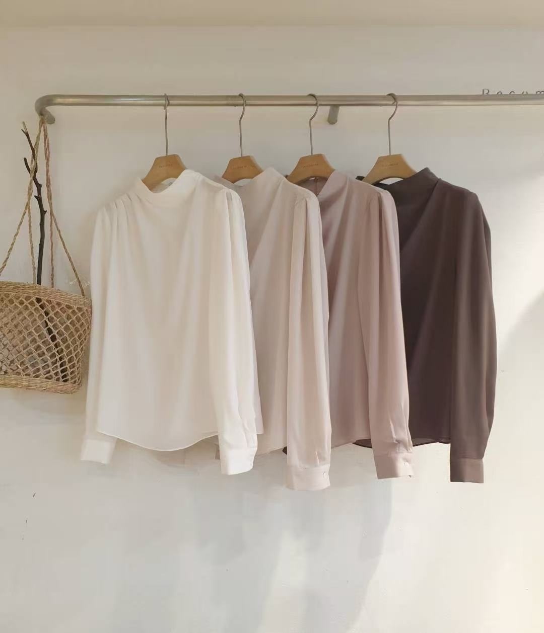 3892 正韓微高領肩捏摺上衣