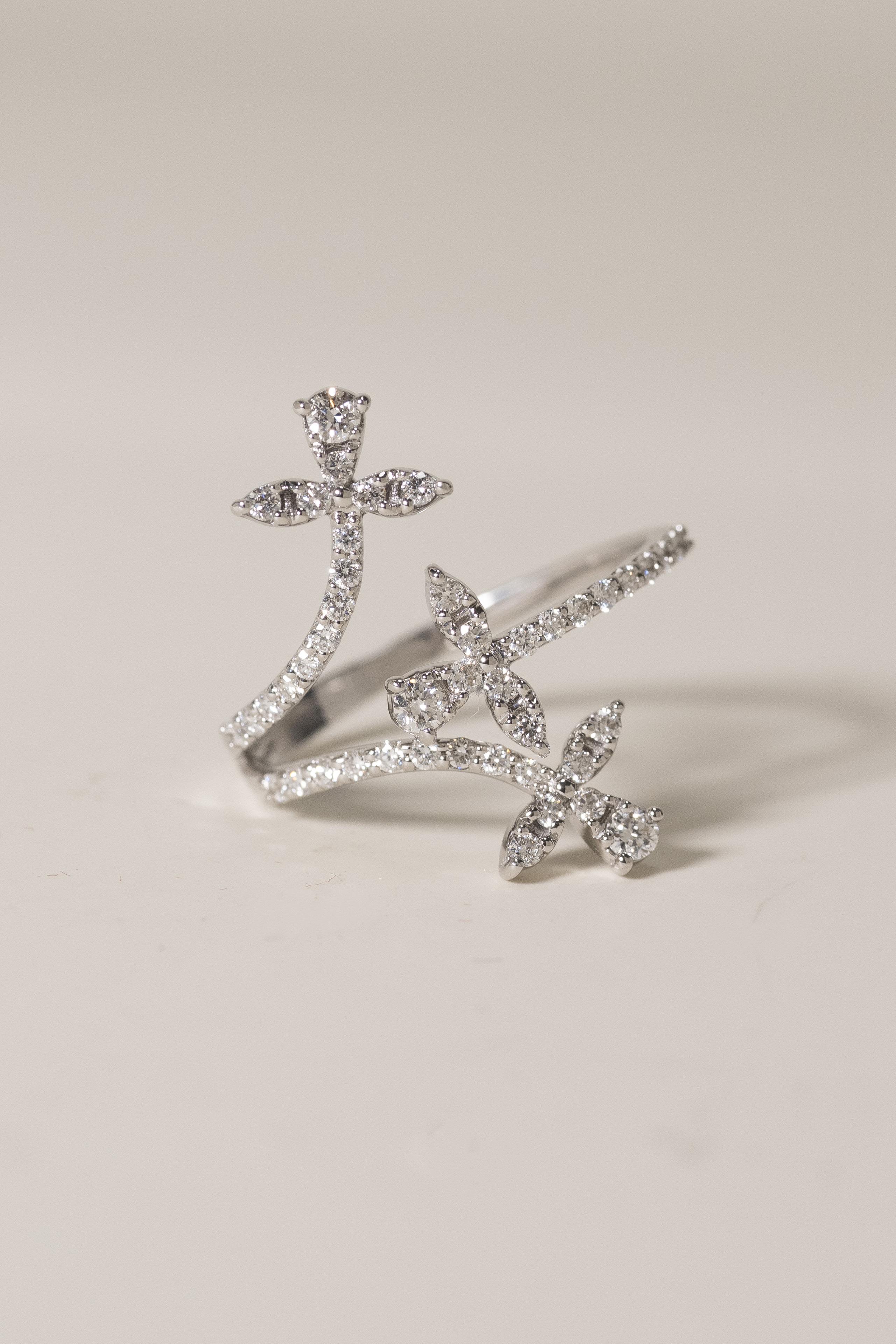 18K Três Flores Diamond Ring