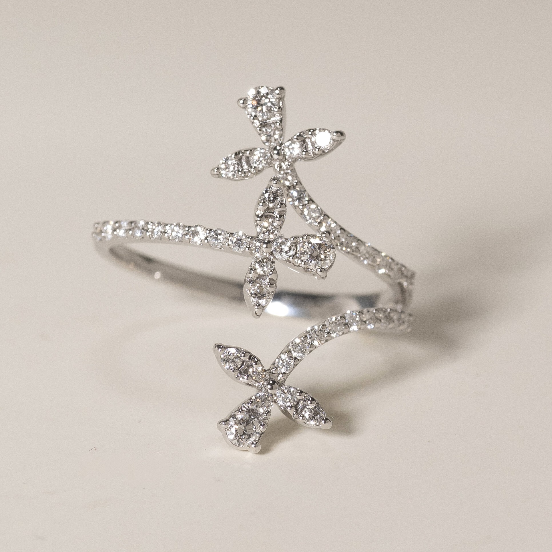 18K Três Flores Diamond Ring