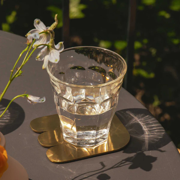 Dan covert-杯墊，抽象造型象徵團結。精美的裝飾設計不僅為餐桌增添藝術氣息，更兼具實用功能。