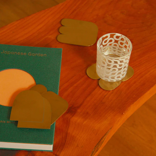 Dan covert-杯墊，結構堅固可以牢固固定杯子或馬克杯，且不會粘在杯子上。