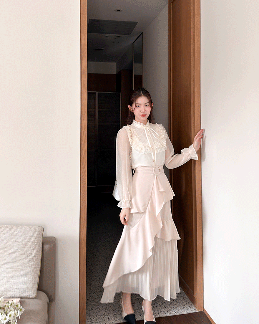 LINA LINA別緻典藏層次蕾絲滾邊排釦亮絲上衣-柔美杏