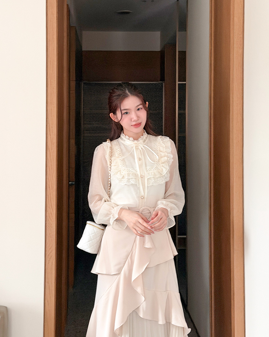 LINA LINA別緻典藏層次蕾絲滾邊排釦亮絲上衣-柔美杏