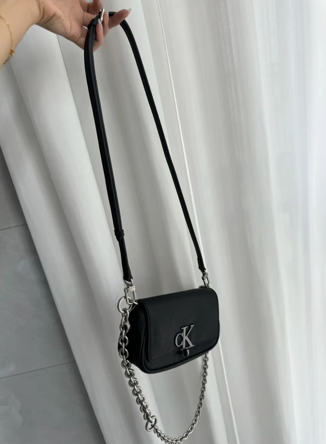 <超難補貨> CALVIN KLEIN 經典黑 CK LOGO 馬鞍腋下包