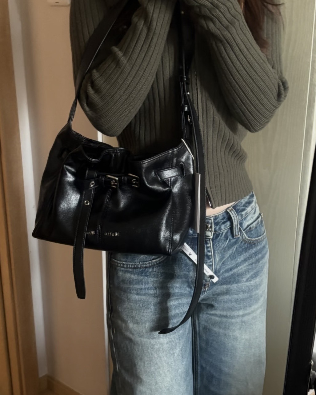 <首3日特價!@>Matin Kim Belted Volunn Small Bucket Bag 鐵牌 斜背包 肩背包 水桶包 黑 米白